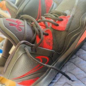 Kyrie Mens Basketball Shoes Size 9- used- a lot of life left!